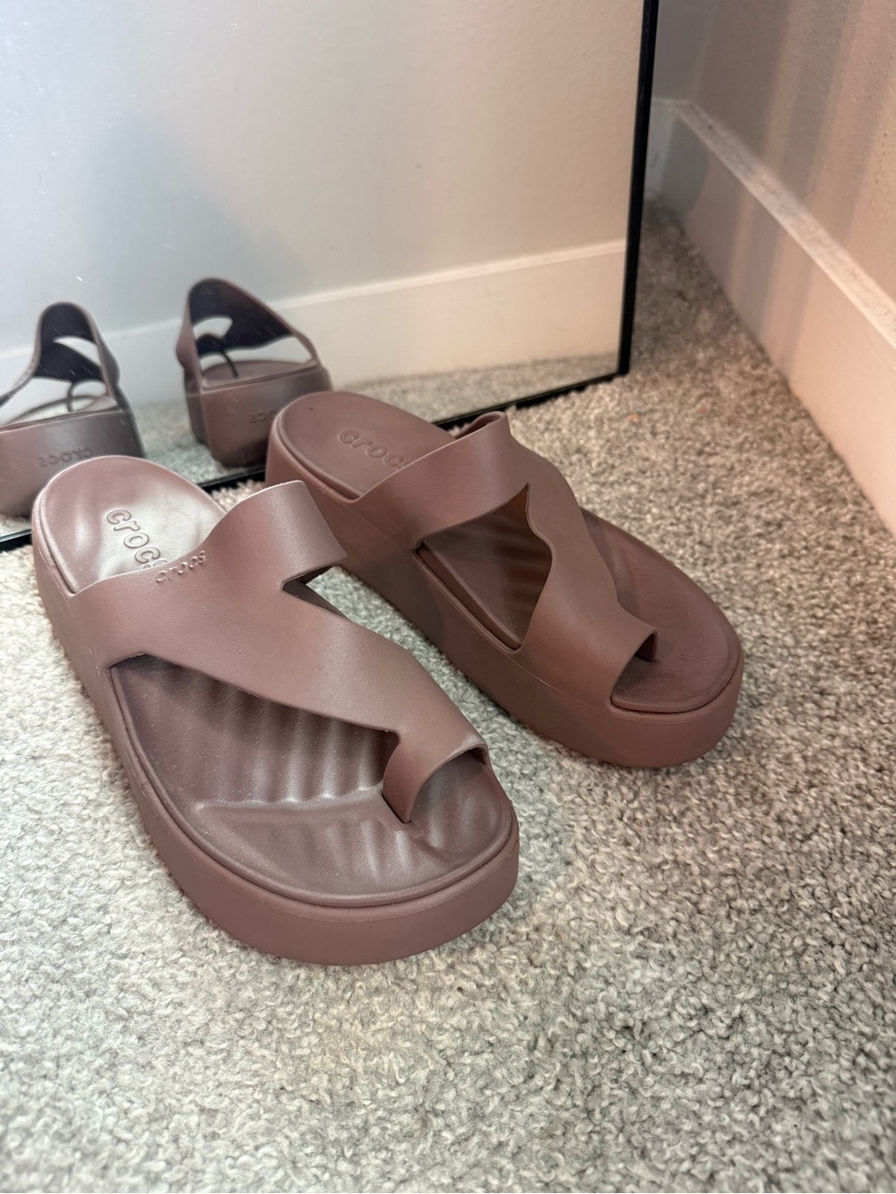 Croc Getaway Platform Toe Loop truffle